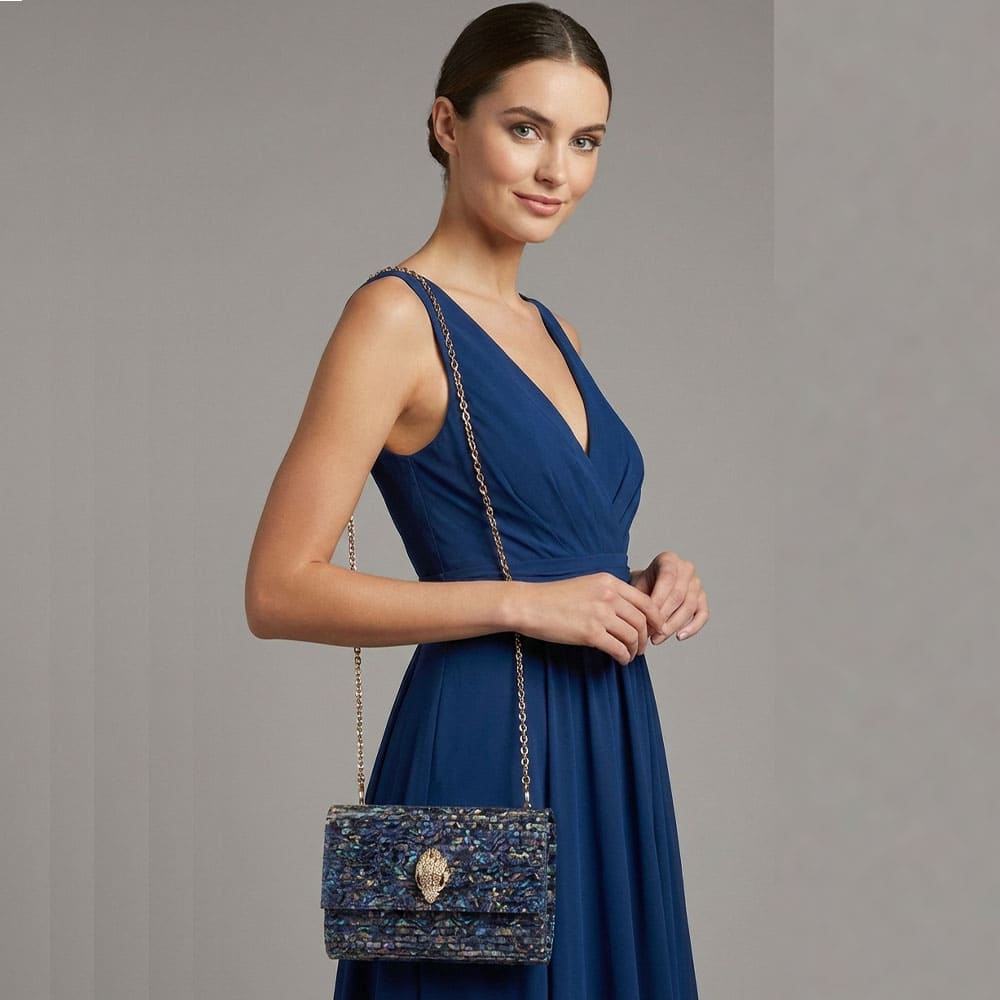 Cartera fiesta cadena Kurt Geiger con detalle joya en azul foto 2