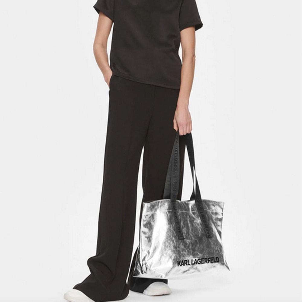 Bolso Shopper Reflectante de Karl Lagerfeld - Glamour y Espacio | Gallery Carrile foto 4