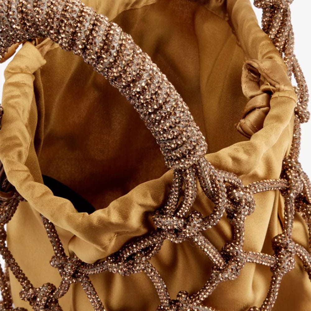 El Elegante Bolso Tote de Malla Bronce de Kurt Geiger: Tu Compañero de Lujo foto 4