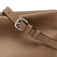 Bolso Gianni Chiarini en camel con cadena – Sofisticación y estilo versátil foto 7
