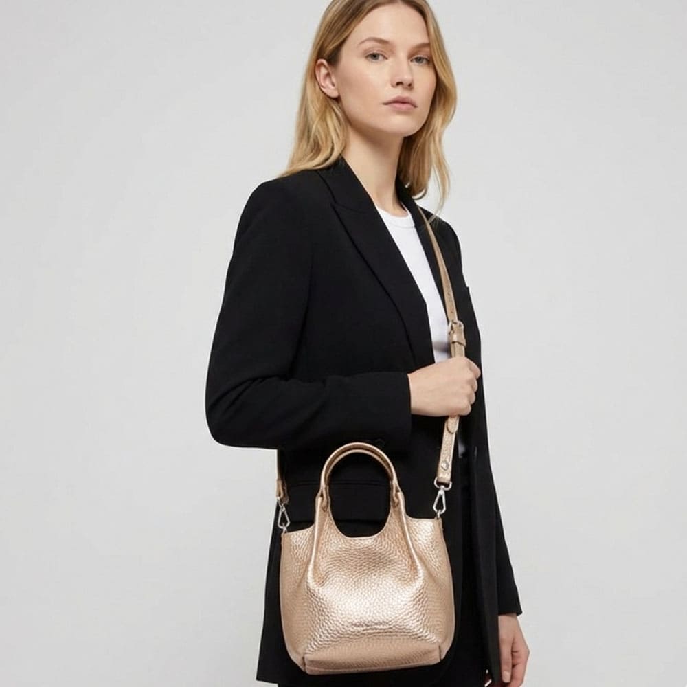 Bolso piel bandolera dorado Gianni Chiarini – elegante y versátil foto 2