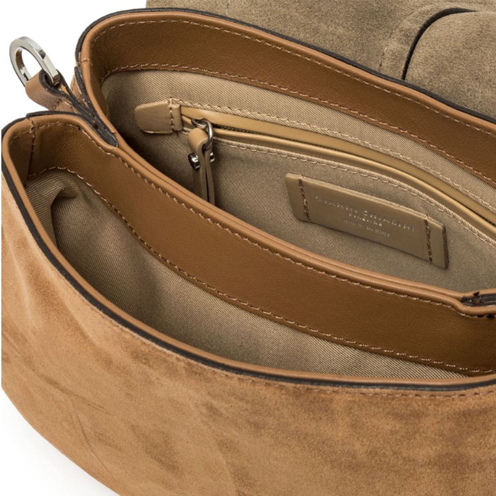 Bolso piel bandolera caramelo Gianni Chiarini – estilo bohemio con detalles metálicos foto 3