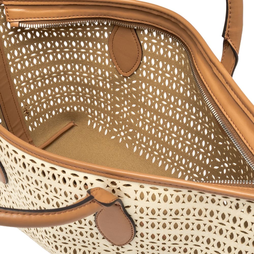 Bolso perforado beig Gianni Chiarini elegante y moderno foto 4