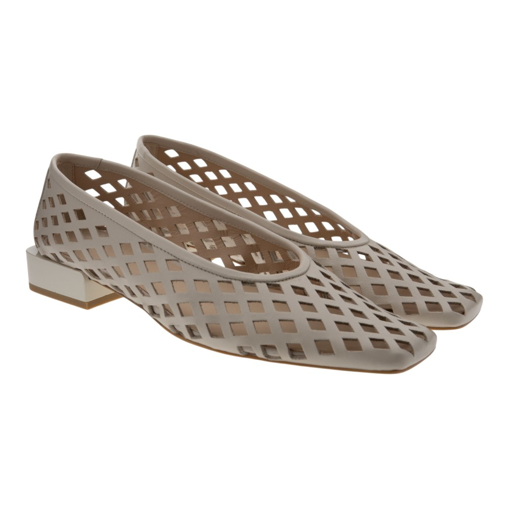 Zapato tacón bajo piel calada beig Zinda 3475
