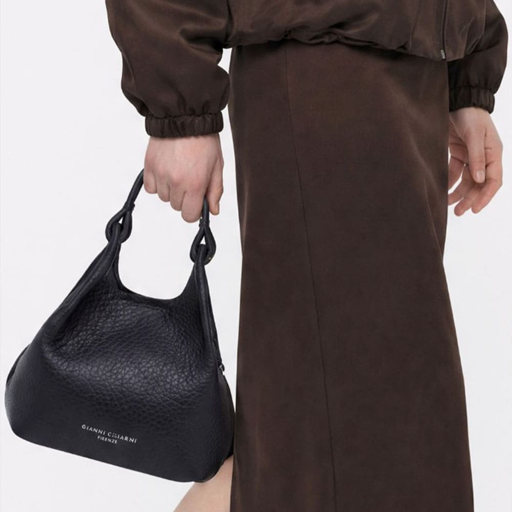Bolso piel azul marino asa y correa Gianni Chiarini | Carrilé foto 2