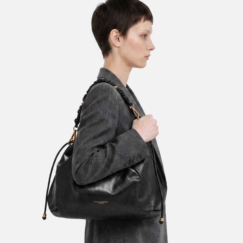 Bolso piel negro fruncido asa Gianni Chiarini foto 2