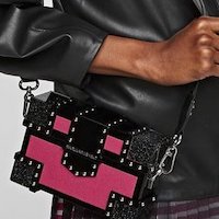 BOLSO NEGRO Y FUXIA