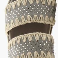 SANDALIAS MOU CON DETALLES ÚNICOS