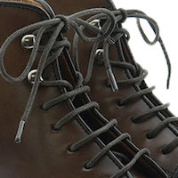 Bota acordonada
