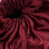 Interior satinado con cierre ajustable