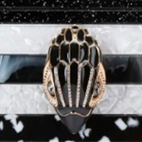 Detalles exclusivos Kurt Geiger