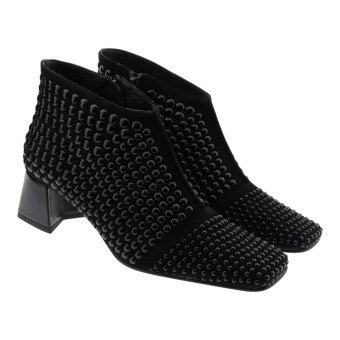 Botines negros tacón bajo tachas Zinda 3291