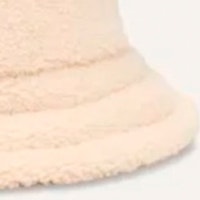 Gorro Reversible UGG Puff Sherpa - Versatilidad y Estilo en Invierno foto 5