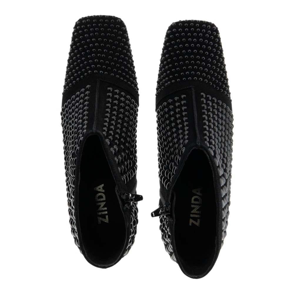 Botines negros tacón tachas Zinda – Elegancia y carácter foto 2