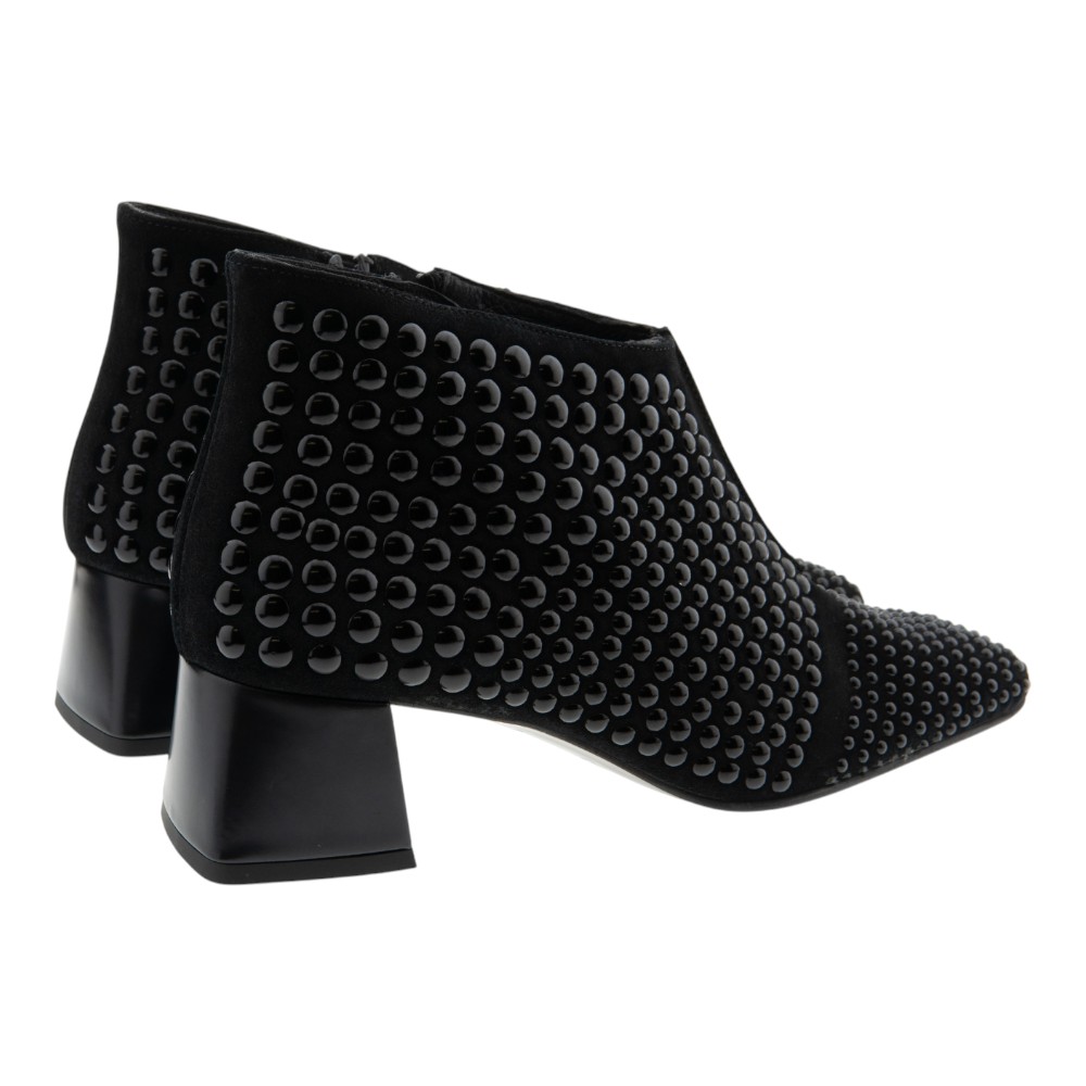 Botines negros tacón tachas Zinda – Elegancia y carácter foto 4