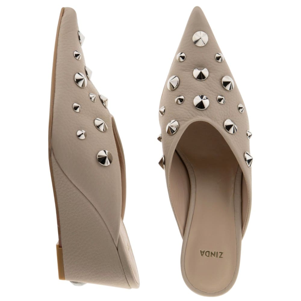 Mules piel tachuelas cuña Zinda en beige foto 2
