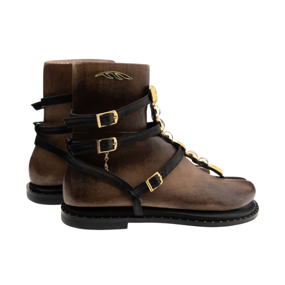 Sandalias romanas negras adornos Caryatis mujer foto 4