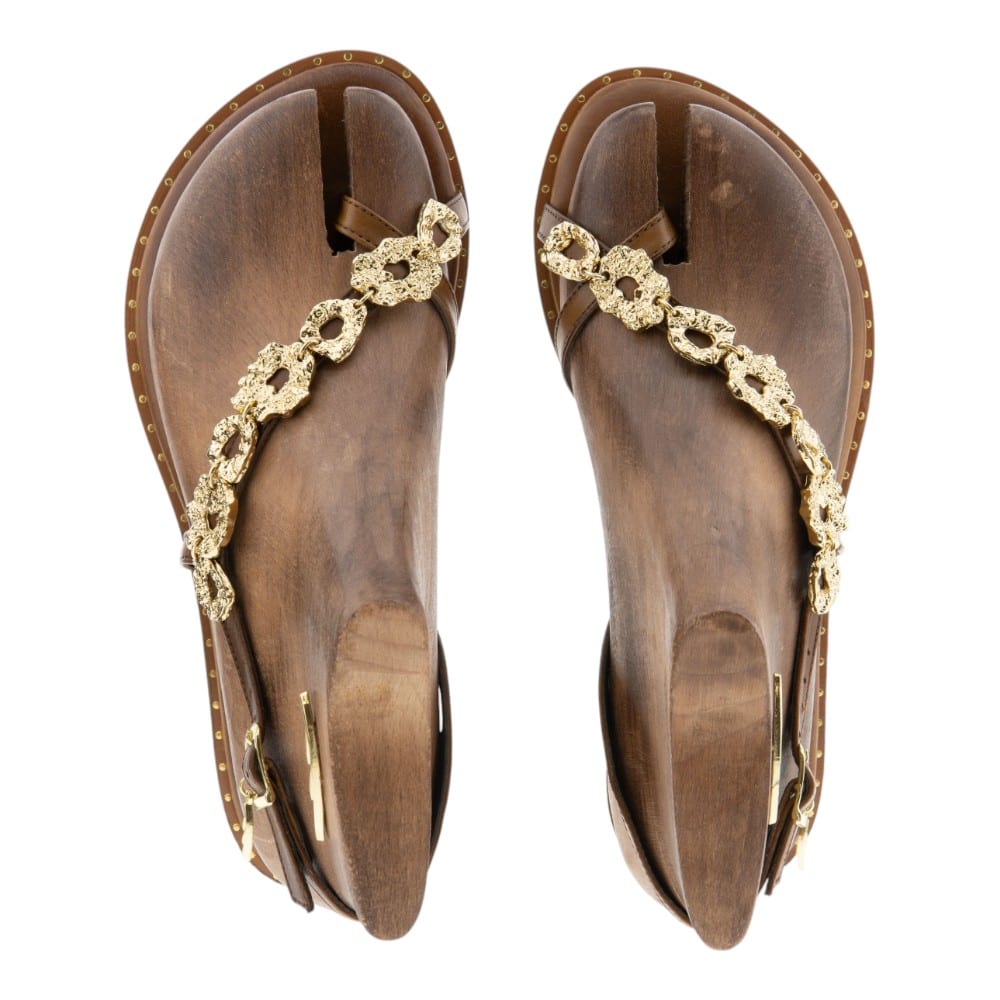 Sandalias griegas Caryatis de piel marrón con cadena dorada – Gallery Carrilé foto 2