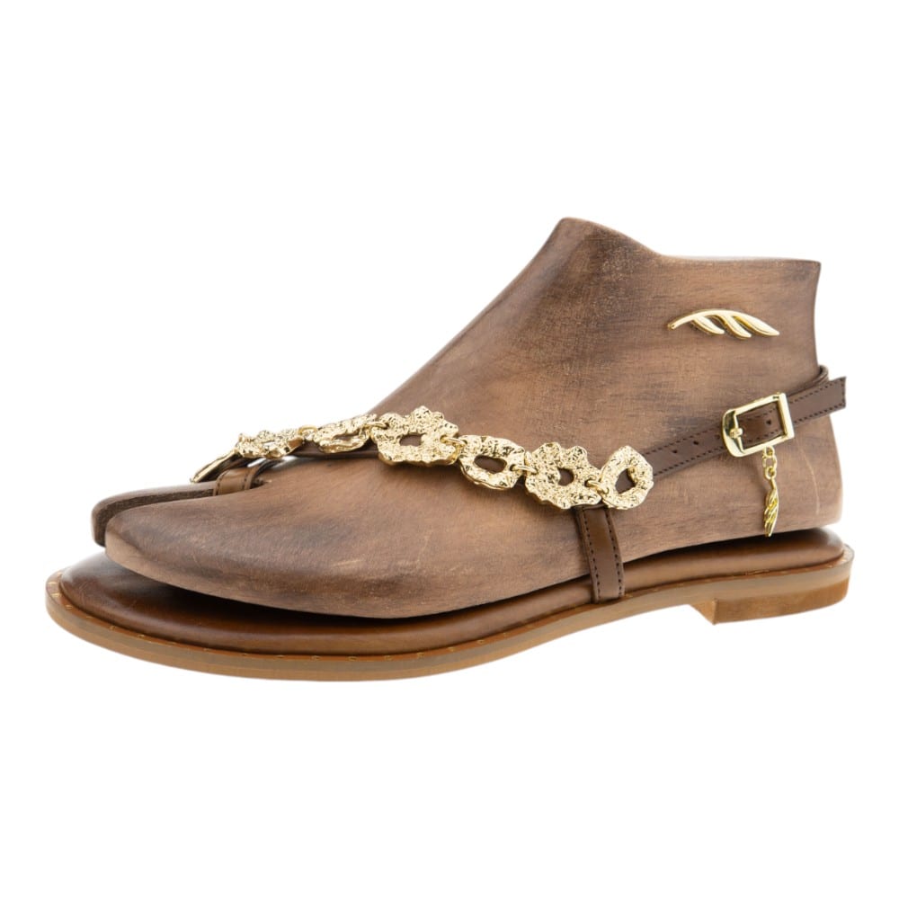Sandalias griegas Caryatis de piel marrón con cadena dorada – Gallery Carrilé foto 3