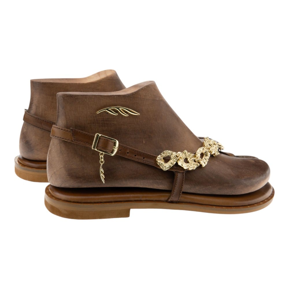 Sandalias griegas Caryatis de piel marrón con cadena dorada – Gallery Carrilé foto 4