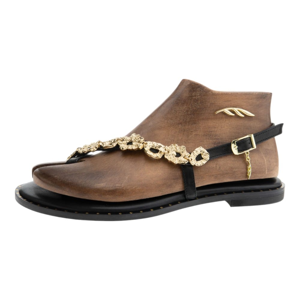 Sandalias griegas Caryatis de piel marrón con cadena dorada – Gallery Carrilé foto 3