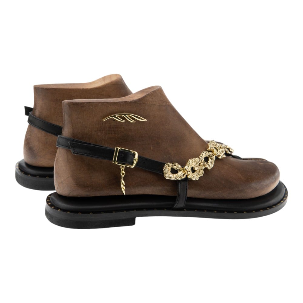 Sandalias griegas Caryatis de piel marrón con cadena dorada – Gallery Carrilé foto 4