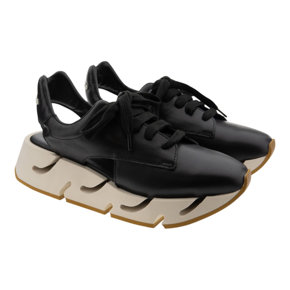 Zapatillas negras piel mujer destalonadas Paloma Barceló Barbara