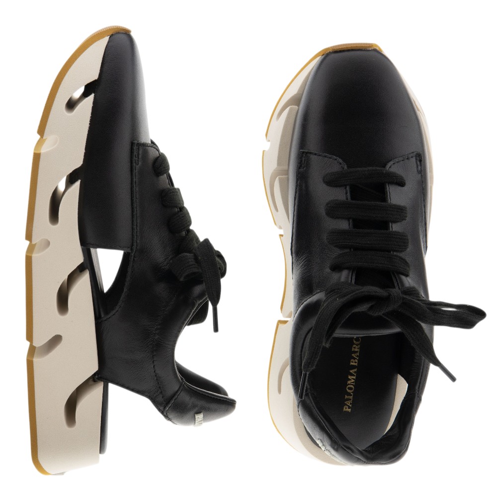 Zapatillas negras piel mujer destalonadas Paloma Barceló | Carrilé foto 2