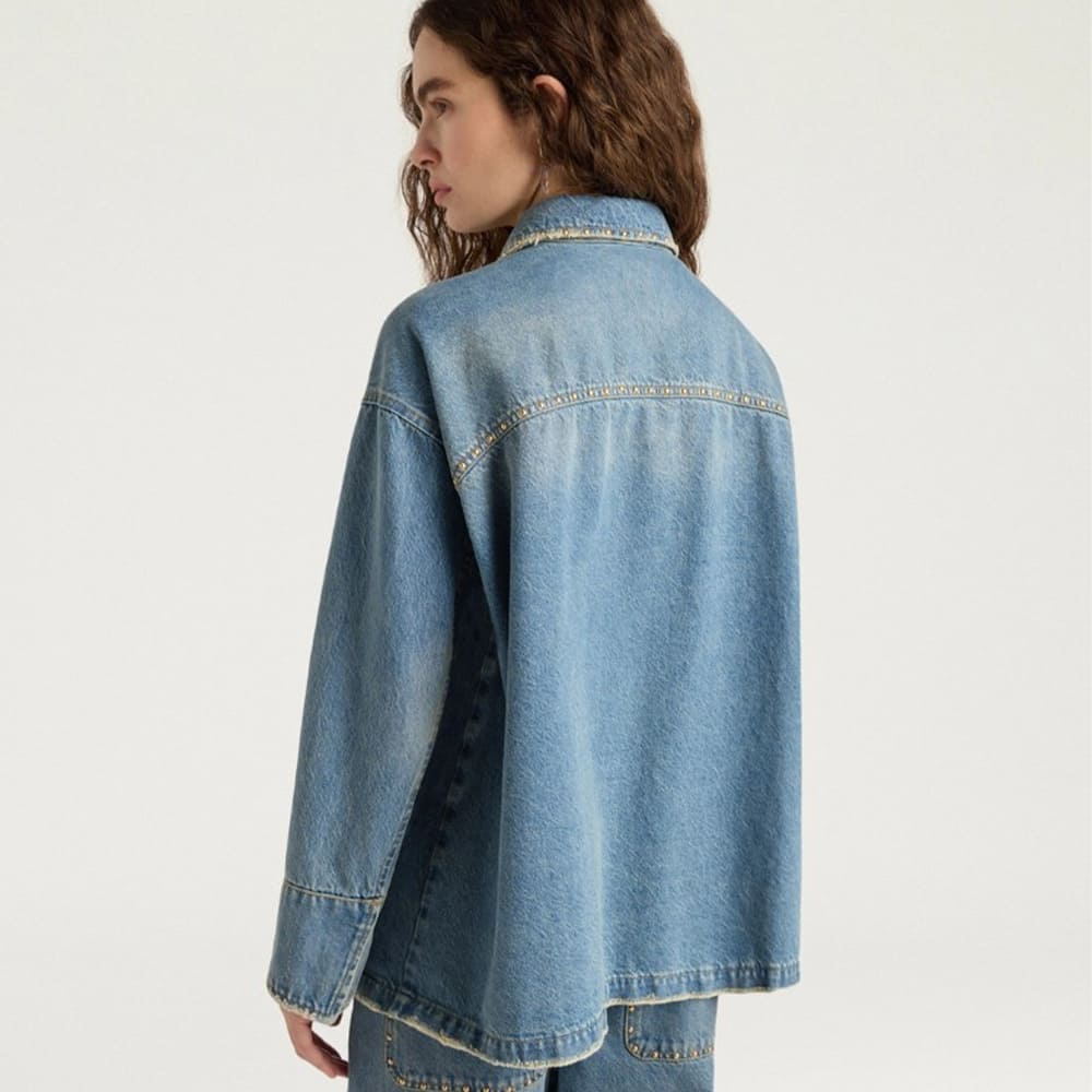 Chaqueta vaquera oversize tachuelas Momoni en azul denim foto 4