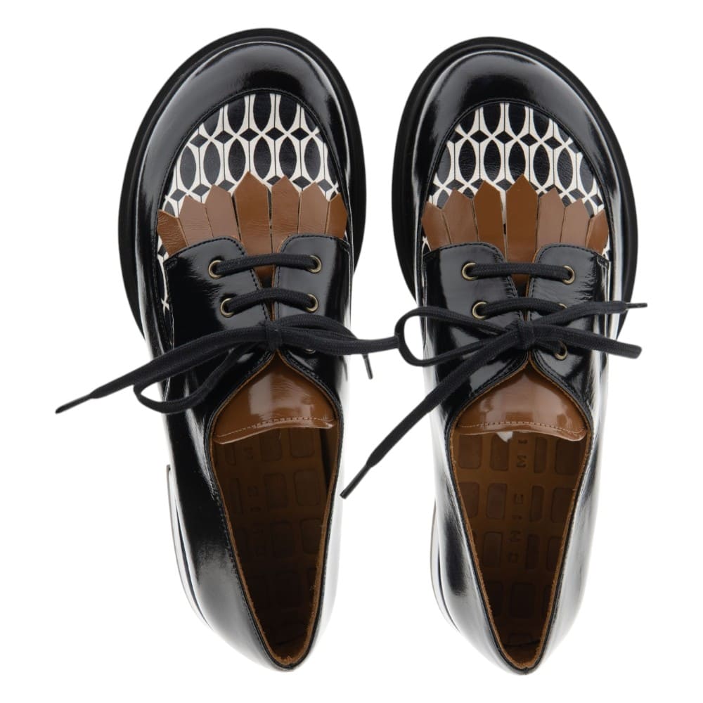 Zapatos cordón mujer negros flecos Chie Mihara foto 2