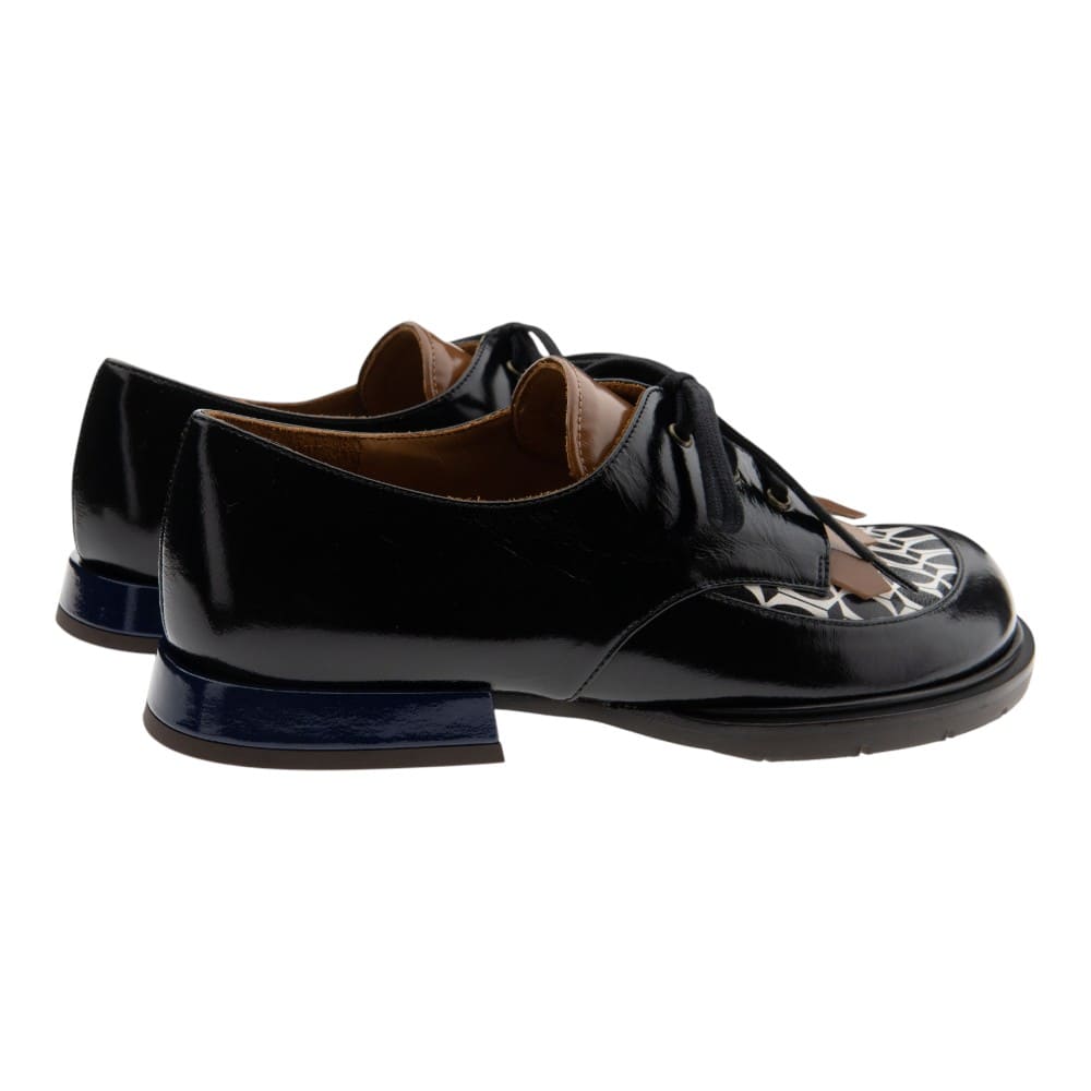 Zapatos cordón mujer negros flecos Chie Mihara foto 4
