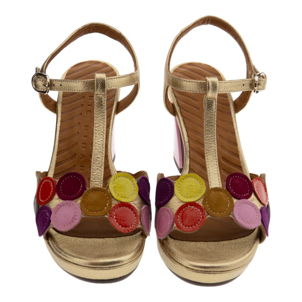 Sandalias doradas tacón Chie Mihara | Elegancia y diseño foto 2