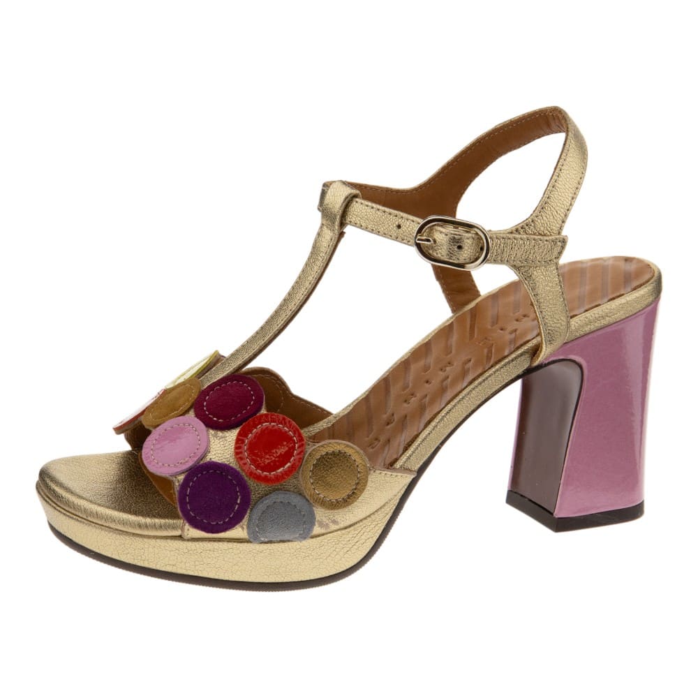Sandalias doradas tacón Chie Mihara | Elegancia y diseño foto 3