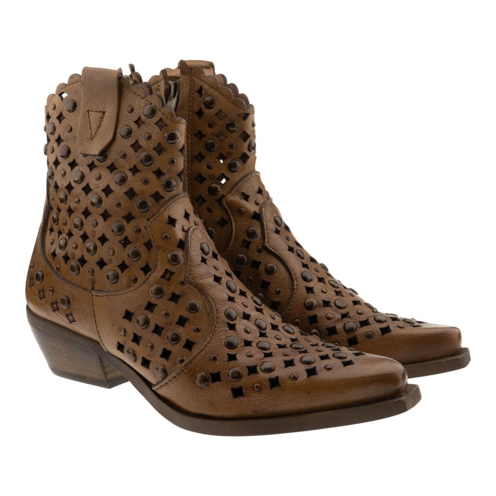 Botines camperos calados Zoe Laila 02 Tachas