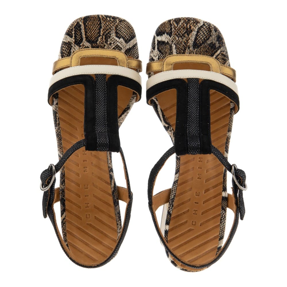 Sandalias negras tacón ancho Chie Mihara | Elegancia y diseño foto 2