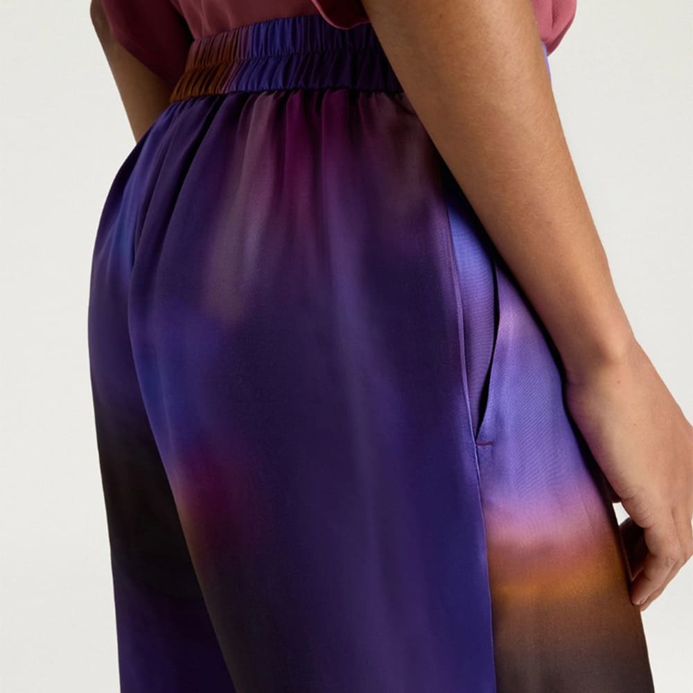 Pantalón largo ancho fluido Momoni en morado y cobre foto 4