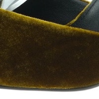 Zapatos Lola Cruz de Terciopelo y Broche de Cristales | Elegancia en Gallery Carrile foto 5