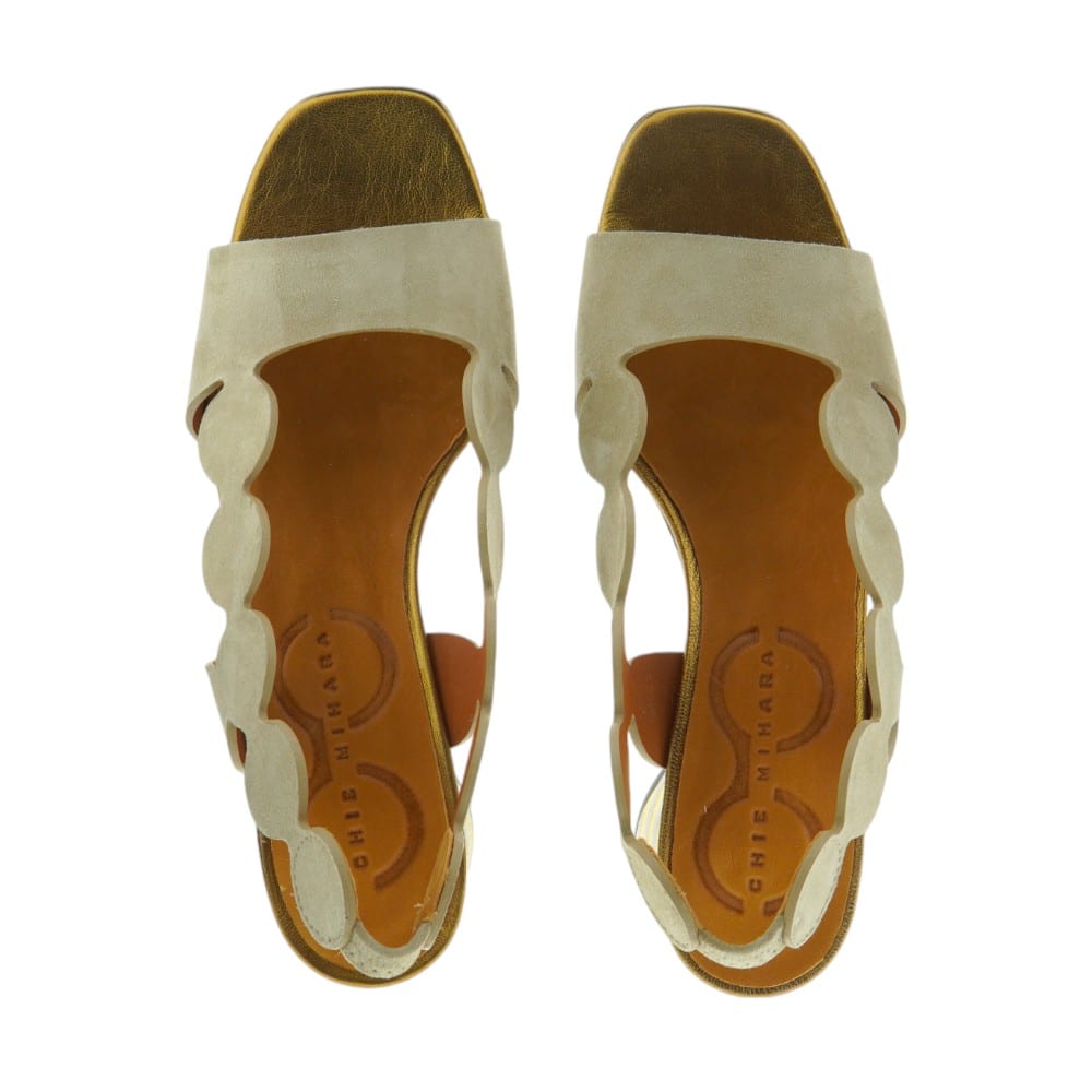 Compra las sandalias mujer tacón medio arena Chie Mihara | Diseño sofisticado foto 2
