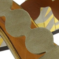 Compra las sandalias mujer tacón medio arena Chie Mihara | Diseño sofisticado foto 5