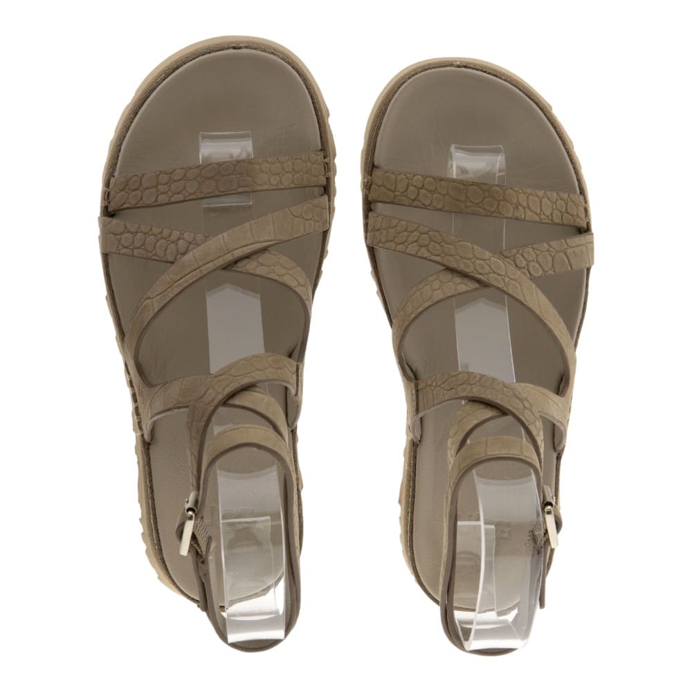 Sandalias Ugg romanas ante arena foto 2